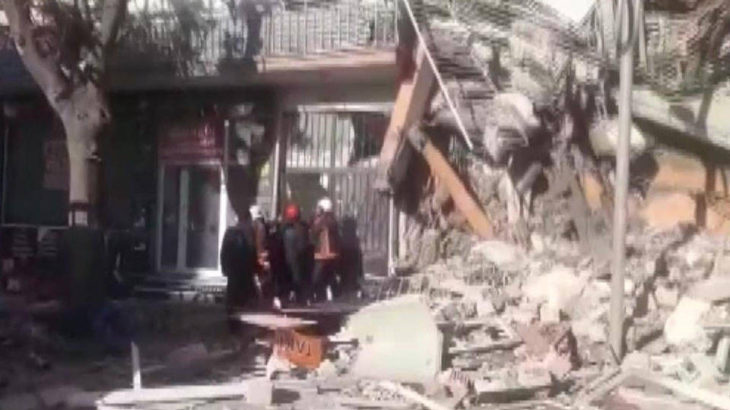 Depremlerde ağır hasar alan bina çöktü