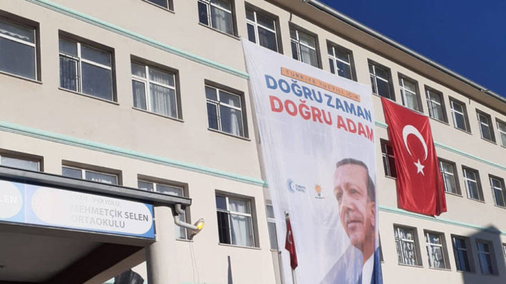 Van'da okula Erdoğan pankartı!