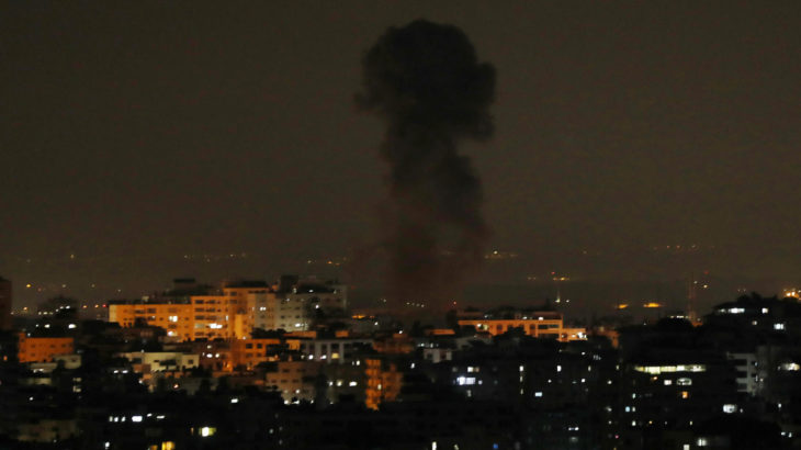 İsrail, Gazze’de sivillere ait evleri vurdu