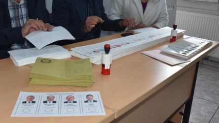 HDP YSK temsilcisi Tiryaki: AKP'lilerin jandarma eşliğinde açık oy kullandırdığını tespit ettik