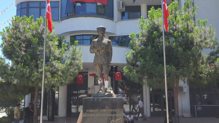 Atatürk heykeline balyozla saldıran kişi serbest bırakıldı