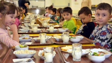 AKP'nin seçim vaadi okullarda ücretsiz yemek 2026 yılına kaldı