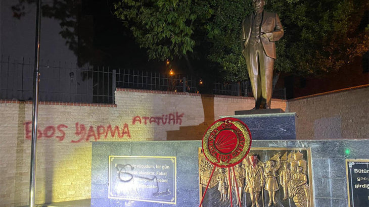 İzmir'de Atatürk heykeline saldırı
